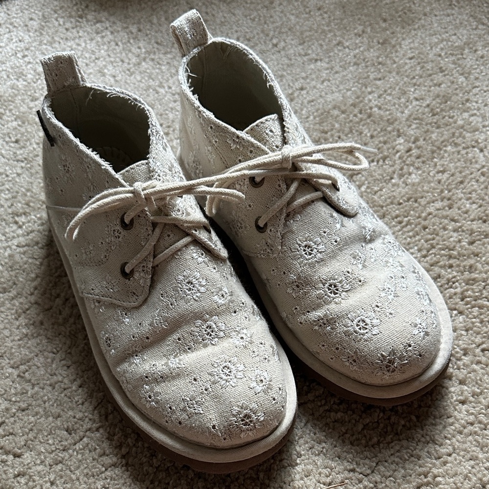 BearPaw Cream Lace-Up Kids Boots size 3